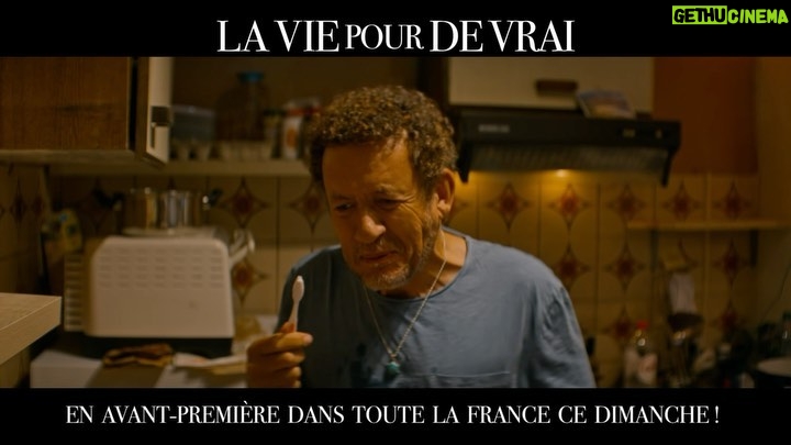 Dany Boon Instagram - Merci Charlotte, Kad et toute l’équipe de #LaViePourDeVrai pour ces inoubliables fous rires ! 🥰😂 Des avant-premières sont organisées Dimanche un peu partout en France pour rire 3 jours avant la sortie officielle du 19 avril. Toutes les dates sont sur le lien en bio !