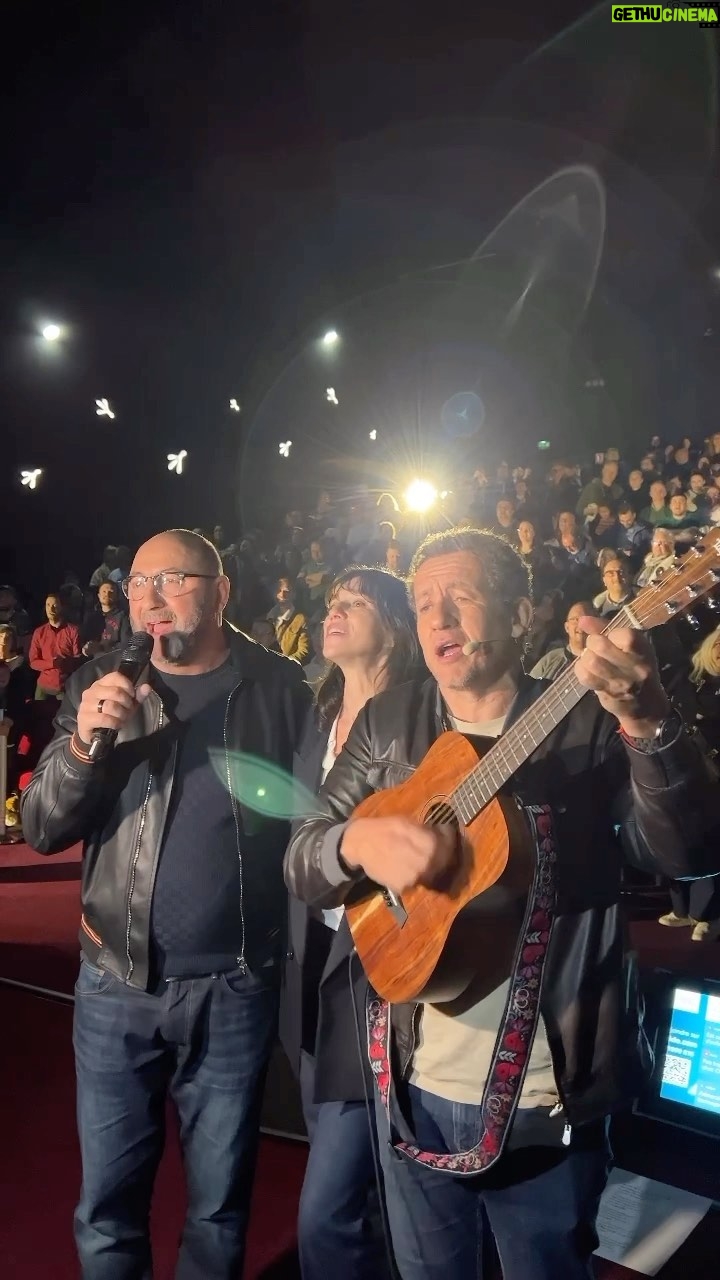 Dany Boon Instagram - Quelle soirée ! 🥰 Si vous voulez rire dès dimanche, #LaViePourDevrai est en avant-premières un peu partout en France. Lien pour réserver en bio !