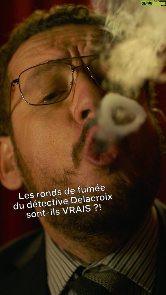 Dany Boon Instagram - ⚠️ Fun fact : c’est vraiment Dany Boon qui fait les fameux ronds de fumée de l’inspecteur Delacroix dans Murder Mystery ! Pas besoin d’effets spéciaux quand on s’entraîne avec de la vapeur d’eau. 💧