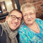 Dany Boon Instagram - Merci pour l’éducation, les attentions et l’Amour, les sacrifices, les sourires et les rires. Merci pour tout ça et aussi pour tout ce que je ne sais pas. Bon anniversaire Môman ❤️