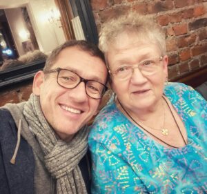 Dany Boon Instagram - Merci pour l’éducation, les attentions et l’Amour, les sacrifices, les sourires et les rires. Merci pour tout ça et aussi pour tout ce que je ne sais pas. Bon anniversaire Môman ❤️
