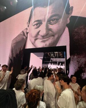 Dany Boon Instagram - Merci aux bénévoles et au super public bordelais qui a répondu présent pour supporter les @restos.du.coeur qui ont besoin de nous plus que jamais !