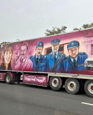 Dany Boon Instagram - Un de mes amis a croisé ce bien beau camion. MERCI aux transports Chappé Louis Fils pour cette jolie fresque 🤩 c’est d’autant plus touchant pour moi❤️ mon père était routier.