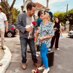 Dany Boon Instagram - Merci à Rose qui m’a offert une Rose pour mon anniversaire et qui a ébloui le plateau de tournage de son sourire contagieux et de sa joie de vivre du haut de ses 93 bougies qu’elle vient de souffler ❤️ 🎂 ❤️
