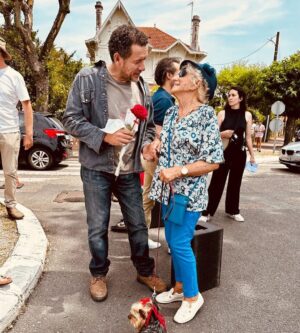 Dany Boon Instagram - Merci à Rose qui m’a offert une Rose pour mon anniversaire et qui a ébloui le plateau de tournage de son sourire contagieux et de sa joie de vivre du haut de ses 93 bougies qu’elle vient de souffler ❤️ 🎂 ❤️