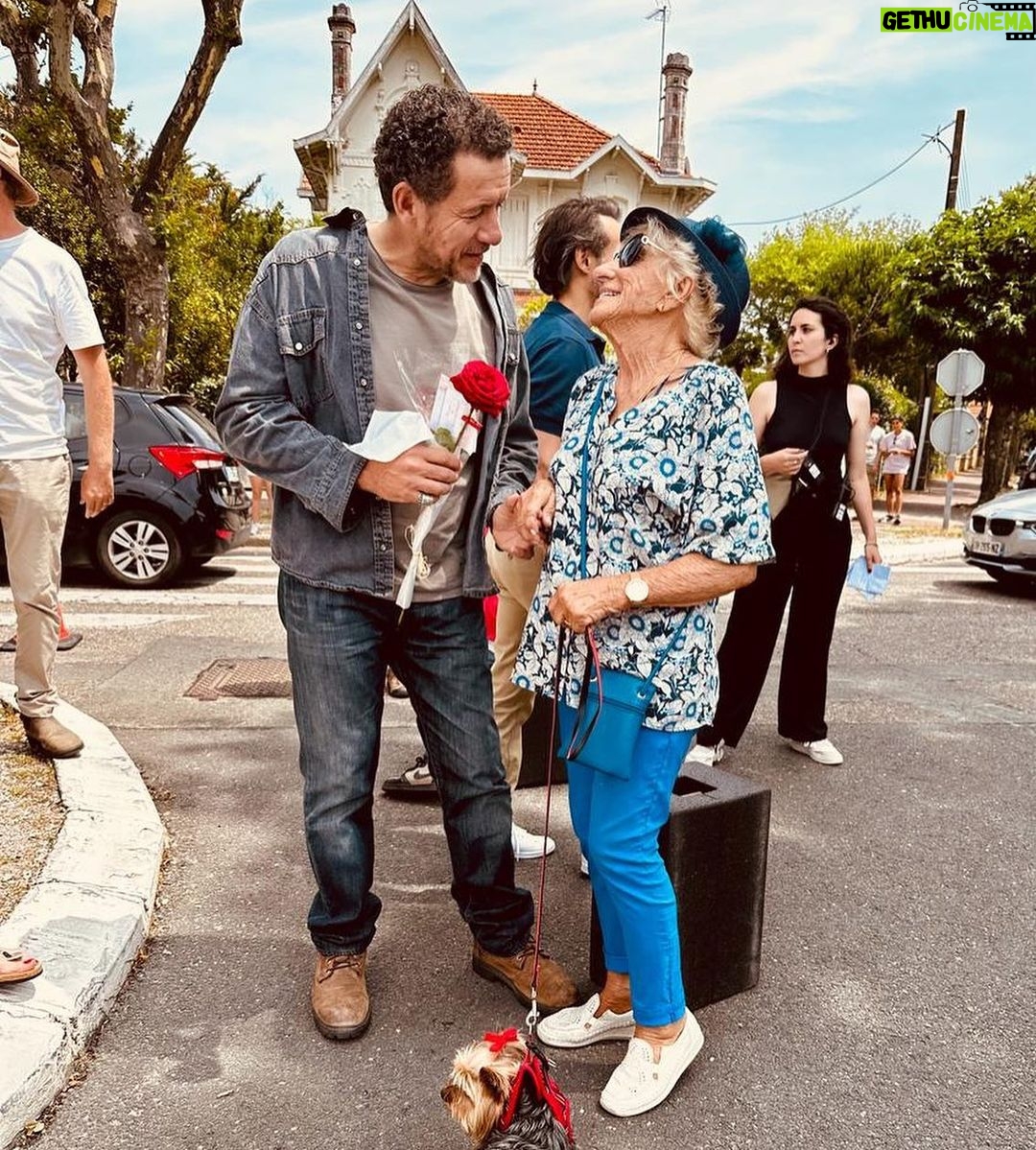 Dany Boon - 11.3K Likes - Merci à Rose qui m’a offert une Rose pour mon anniversaire et qui a ébloui le plateau de tournage de son sourire contagieux et de sa joie de vivre du haut de ses 93 bougies qu’elle vient de souffler ❤️ 🎂 ❤️