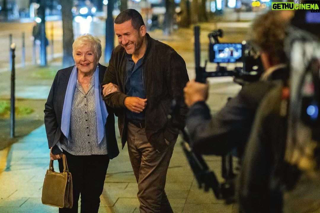 Dany Boon Instagram - Ce soir sur @tf1 « La ch’tite famille » avec ma deuxième maman ♥️ Celle de cinéma qui vient d’être décorée Grand-croix de la Légion d'honneur ! @linerenaudofficiel