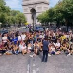 Dany Boon Instagram - Dernière prise de vue à paris. La cascade (de loin) et photo d’équipe ♥️ (la meilleure) #laviepourdevrai