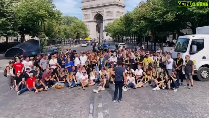 Dany Boon Instagram - Dernière prise de vue à paris. La cascade (de loin) et photo d’équipe ♥️ (la meilleure) #laviepourdevrai