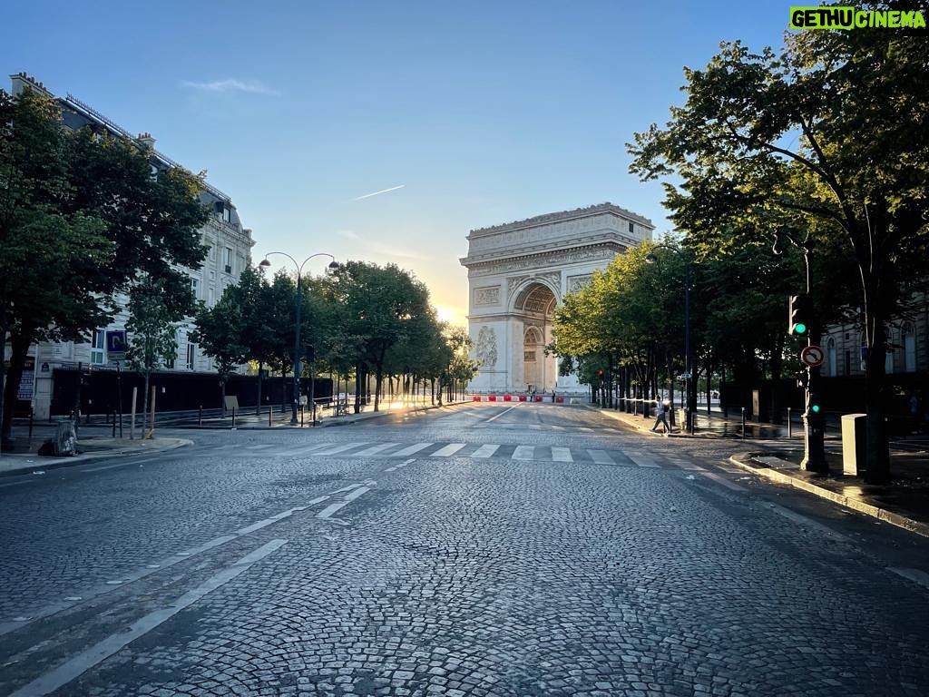 Dany Boon Instagram - Dernier jour de tournage sur Paris pour « La vie pour de vrai » avec cascade finale. Lumière magnifique ce matin près de l’Etoile, on se croirait dans « Abre los ojos » d’Alejandro Amenábar ou dans son remake US « Vanilla sky »✨🤩 #laviepourdevrai