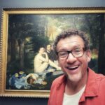 Dany Boon Instagram - Tournage d’une séquence de La vie pour de vrai au musée d’Orsay… 🤩 Est-ce qu’on peut m’expliquer cette mode qui consiste à foutre sa grosse tête en selfie pile devant les chefs-d’œuvre ? (😳Pardon Edouard) #laviepourdevrai