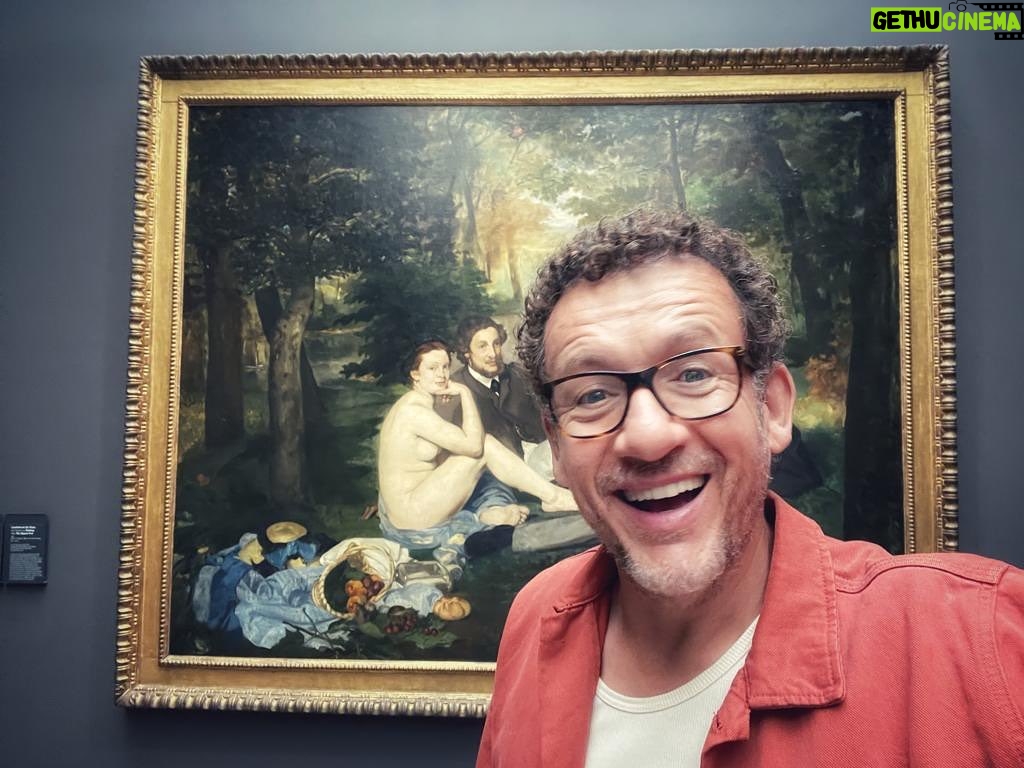 Dany Boon Instagram - Tournage d’une séquence de La vie pour de vrai au musée d’Orsay… 🤩 Est-ce qu’on peut m’expliquer cette mode qui consiste à foutre sa grosse tête en selfie pile devant les chefs-d’œuvre ? (😳Pardon Edouard) #laviepourdevrai