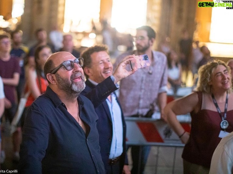 Dany Boon Instagram - Projection magique de Bienvenue chez les Ch’tis au festival de Bologne sur un écran géant devant 3000 personnes. Extraordinaire! Merci Gian Luca pour ce moment extraordinaire ❤️