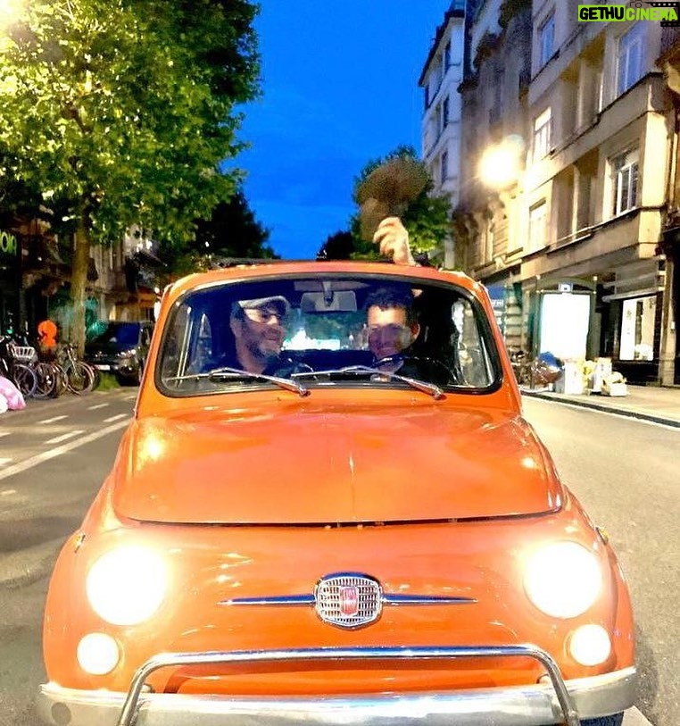 Dany Boon Instagram - En vadrouille le soir avec mon complice de toujours ❤️ Kad le merveilleux ✨ c’est jubilatoire de le retrouver pour ma nouvelle comédie La vie pour de vrai 🎥