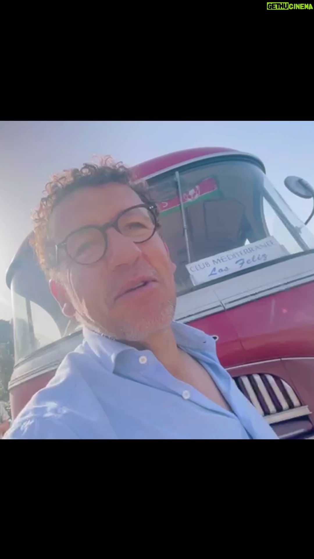Dany Boon Instagram - Il y a des talents cachés sur le tournage de LA VIE POUR DE VRAI 🥳🎤🎶 #laviepourdevrai