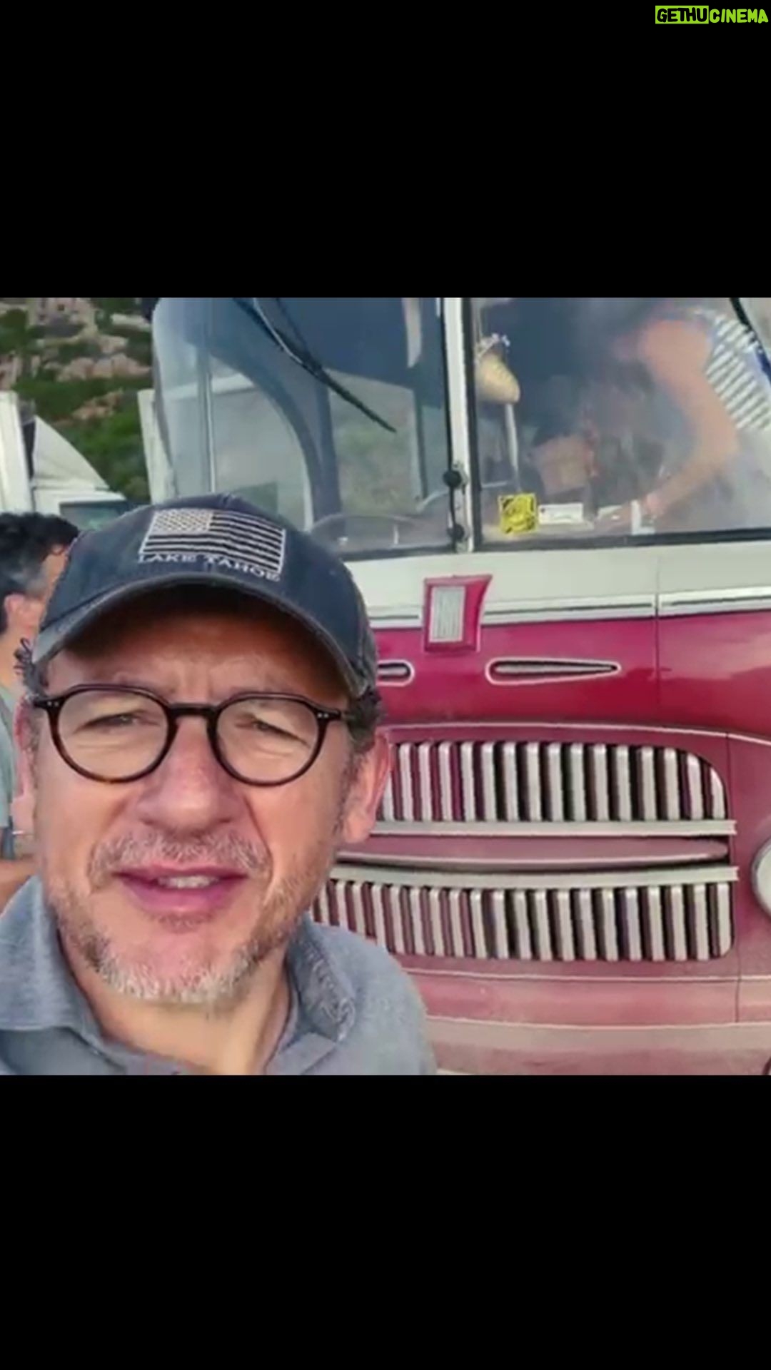 Dany Boon Instagram - Petite visite exclusive du plateau de tournage de ma prochaine comédie LA VIE POUR DE VRAI avec un retour en arrière à l’entrée du club Méditerranée de 1970 🤩✨ . #laviepourdevrai