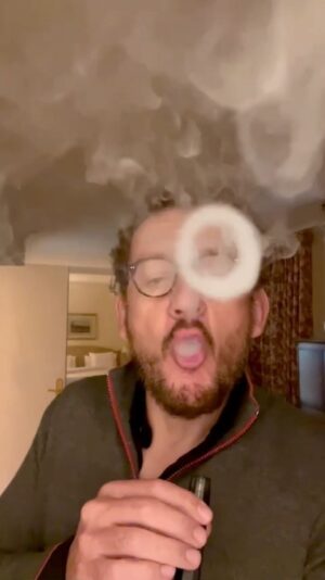 Dany Boon Instagram - Que pensez vous de mes répétitions de ronds de fumée de l’inspecteur Delacroix de #MurderMystery2 ? Attention c’est réalisé sans trucage, sans tabac, sans nicotine et sans fumée, c’est de la vapeur d’eau! (Car fumer pue)