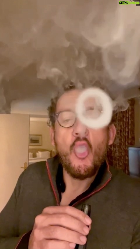 Dany Boon - 11.2K Likes - Que pensez vous de mes répétitions de ronds de fumée de l’inspecteur Delacroix de #MurderMystery2 ? Attention c’est réalisé sans trucage, sans tabac, sans nicotine et sans fumée, c’est de la vapeur d’eau! (Car fumer pue)