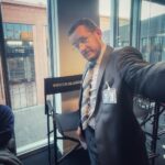 Dany Boon Instagram - Inspector Delacroix sur le tournage de Murder Mystery 2. Pas le top des flics de chez interpol mais tellement passionné!. #murdermystery2