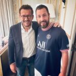 Dany Boon Instagram - Actuellement en tournage pour Netflix à Paris sur Murder Mystery 2, j’ai rencontré un gentil supporter du PSG pour le match de ligue des Champions de ce soir. ✨🤩 (Moi c’est plutôt le Losc ou Lens 🥳) . #murdermystery2 #netflix @adamsandler