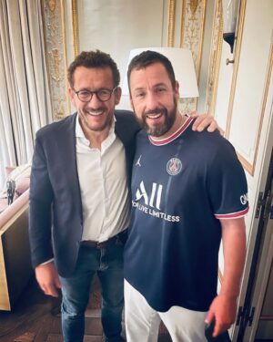 Dany Boon Instagram - Actuellement en tournage pour Netflix à Paris sur Murder Mystery 2, j’ai rencontré un gentil supporter du PSG pour le match de ligue des Champions de ce soir. ✨🤩 (Moi c’est plutôt le Losc ou Lens 🥳)
.
#murdermystery2 #netflix @adamsandler