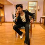 Darshan Raval Instagram - Add some 🖤 ✨ Outfit by @sameermadan_official Shoes by @thecometuniverse Styled by @epoch_by_karan Bhubaneswar, India