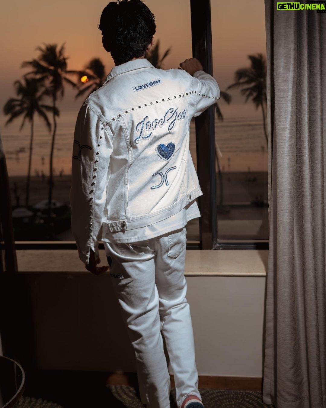 Darshan Raval Instagram - DR 💙 LOVEGEN #mumbaishowoutfit #jeans #denim #fashion #denimjacket #jacket #genz #music #concert #darshanraval #indiatour #lovegen #iamlovegen #fastfashion