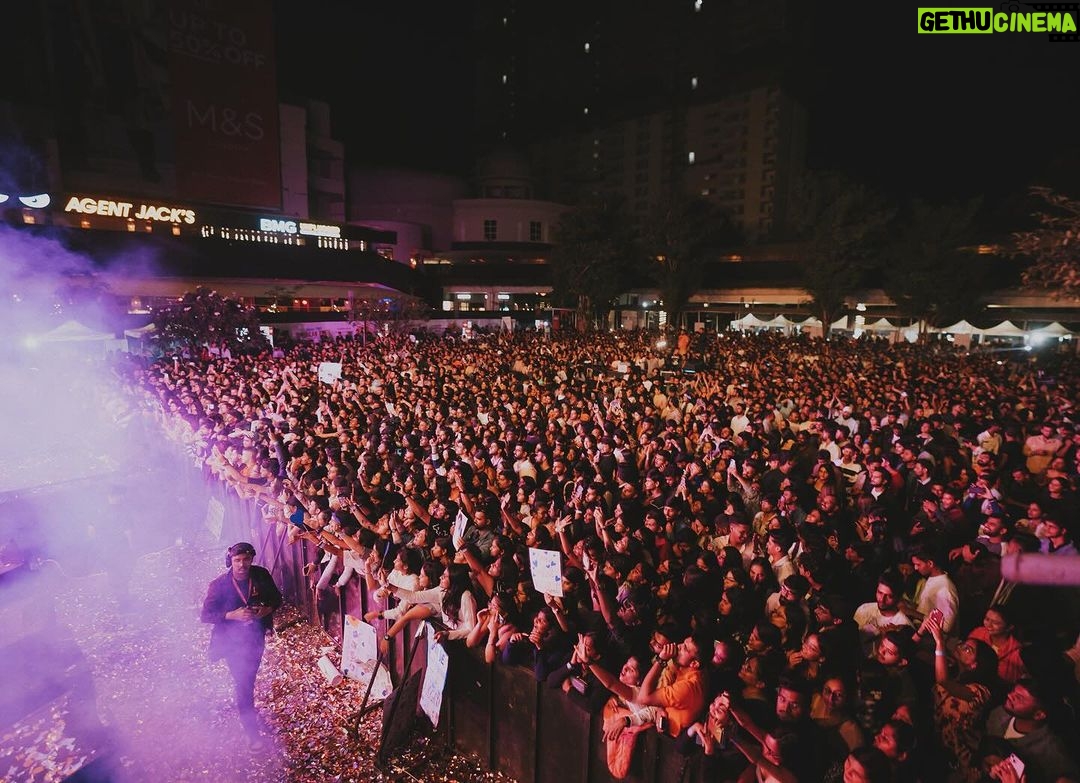 Darshan Raval Instagram - PUNE, The time on stage with you all went by so fast. The next morning after a concert is so emotional for me,I get flashes of all of you from the stage and i could still hear & feel all the love you all gave me yesterday. All i can say is that i will see you soon. 4th super power packed concert done ✔️ Will miss you #pune ✨🫰 @naushadepositive @lovegen_spain @seventyseven_entertainment @epositiveent 📸 @dushyantravaldz Pune, Maharashtra