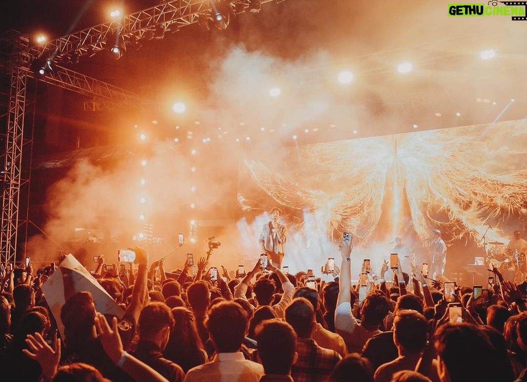 Darshan Raval Instagram - PUNE, The time on stage with you all went by so fast. The next morning after a concert is so emotional for me,I get flashes of all of you from the stage and i could still hear & feel all the love you all gave me yesterday. All i can say is that i will see you soon. 4th super power packed concert done ✔️ Will miss you #pune ✨🫰 @naushadepositive @lovegen_spain @seventyseven_entertainment @epositiveent 📸 @dushyantravaldz Pune, Maharashtra
