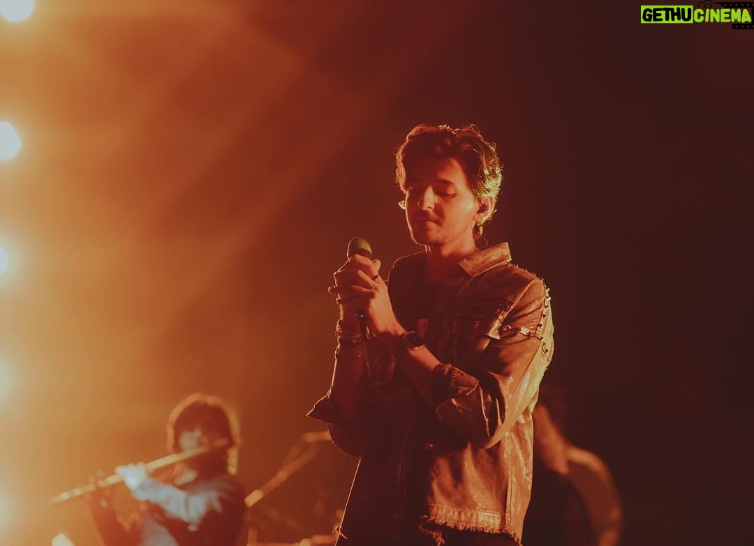 Darshan Raval Instagram - PUNE, The time on stage with you all went by so fast. The next morning after a concert is so emotional for me,I get flashes of all of you from the stage and i could still hear & feel all the love you all gave me yesterday. All i can say is that i will see you soon. 4th super power packed concert done ✔️ Will miss you #pune ✨🫰 @naushadepositive @lovegen_spain @seventyseven_entertainment @epositiveent 📸 @dushyantravaldz Pune, Maharashtra