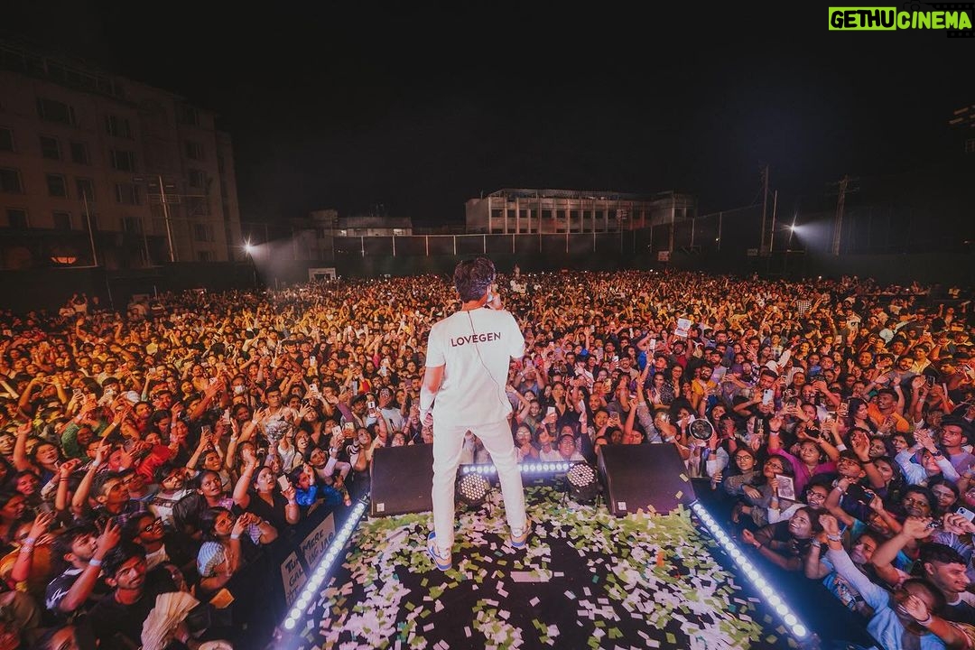 Darshan Raval Instagram - #Mumbai Concert was very very special Everyone waited so many years for this to happen and this couldn’t have happened without @naushadepositive @seventyseven_entertainment @lovegen_spain @epositiveent and all of you who came to the concert yesterday and made it a complete sold out show ❤️ All my friends family who came to the concert you guys always make me feel pariwaar ho toh aise ho warna na ho LOVE YOU ALL 🤗🤗 📸 @dushyantravaldz
