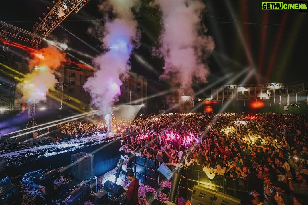 Darshan Raval Instagram - #Mumbai Concert was very very special Everyone waited so many years for this to happen and this couldn’t have happened without @naushadepositive @seventyseven_entertainment @lovegen_spain @epositiveent and all of you who came to the concert yesterday and made it a complete sold out show ❤️ All my friends family who came to the concert you guys always make me feel pariwaar ho toh aise ho warna na ho LOVE YOU ALL 🤗🤗 📸 @dushyantravaldz