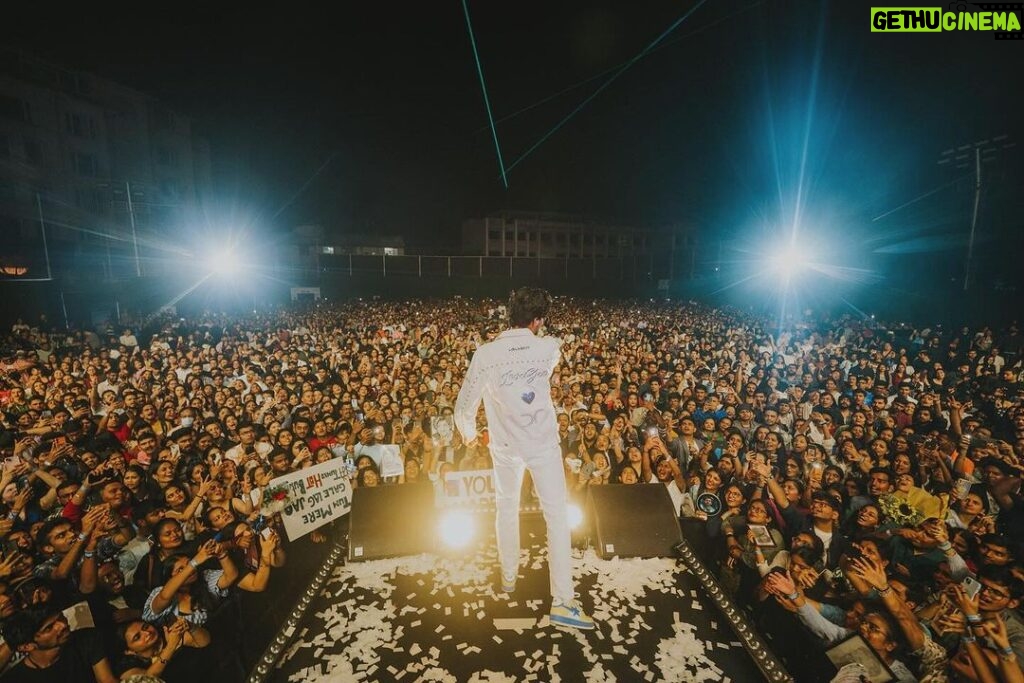 Darshan Raval Instagram - #Mumbai Concert was very very special Everyone waited so many years for this to happen and this couldn’t have happened without @naushadepositive @seventyseven_entertainment @lovegen_spain @epositiveent and all of you who came to the concert yesterday and made it a complete sold out show ❤️ All my friends family who came to the concert you guys always make me feel pariwaar ho toh aise ho warna na ho LOVE YOU ALL 🤗🤗 📸 @dushyantravaldz