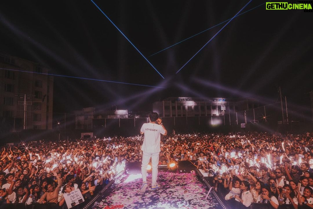 Darshan Raval Instagram - #Mumbai Concert was very very special Everyone waited so many years for this to happen and this couldn’t have happened without @naushadepositive @seventyseven_entertainment @lovegen_spain @epositiveent and all of you who came to the concert yesterday and made it a complete sold out show ❤️ All my friends family who came to the concert you guys always make me feel pariwaar ho toh aise ho warna na ho LOVE YOU ALL 🤗🤗 📸 @dushyantravaldz