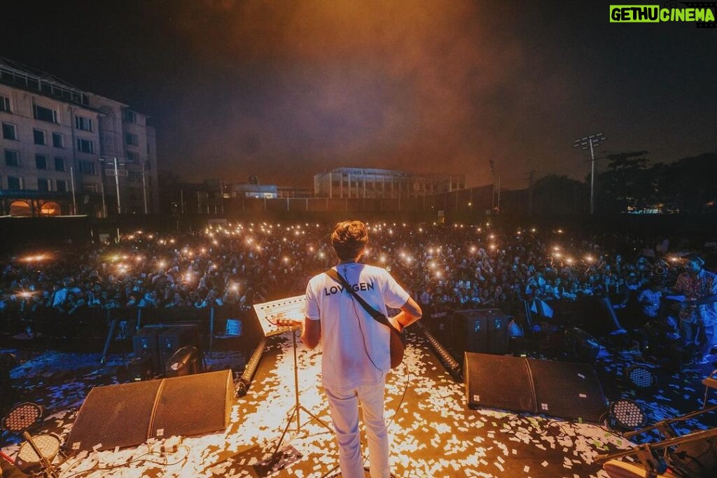 Darshan Raval Instagram - #Mumbai Concert was very very special Everyone waited so many years for this to happen and this couldn’t have happened without @naushadepositive @seventyseven_entertainment @lovegen_spain @epositiveent and all of you who came to the concert yesterday and made it a complete sold out show ❤️ All my friends family who came to the concert you guys always make me feel pariwaar ho toh aise ho warna na ho LOVE YOU ALL 🤗🤗 📸 @dushyantravaldz