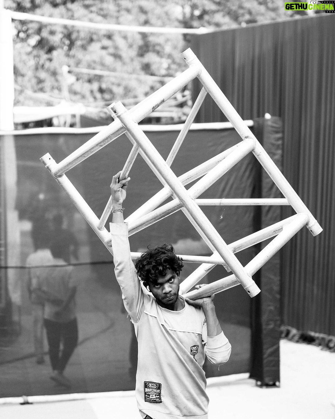 Darshan Raval Instagram - Kuch cheezein dikhti hai aur kuch nahi dikhti 🤗✨ Thank you guys 💙