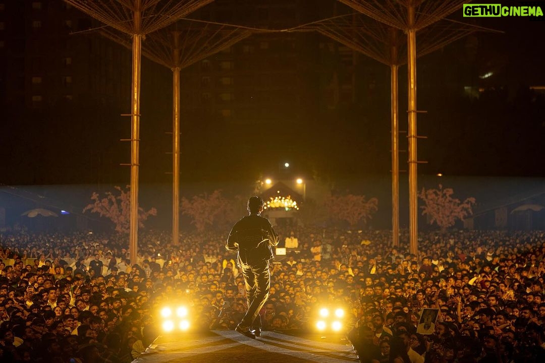 Darshan Raval Instagram - What a start to #IndiaTour ๐ฎ๐ณ 10,000 Suratis Love you all โจ๐ Thank you for making it so special NEXT STOP #GOA @naushadepositive @lovegen_spain @seventyseven_entertainment @epositiveent @weoneentertainers Surat, Gujarat