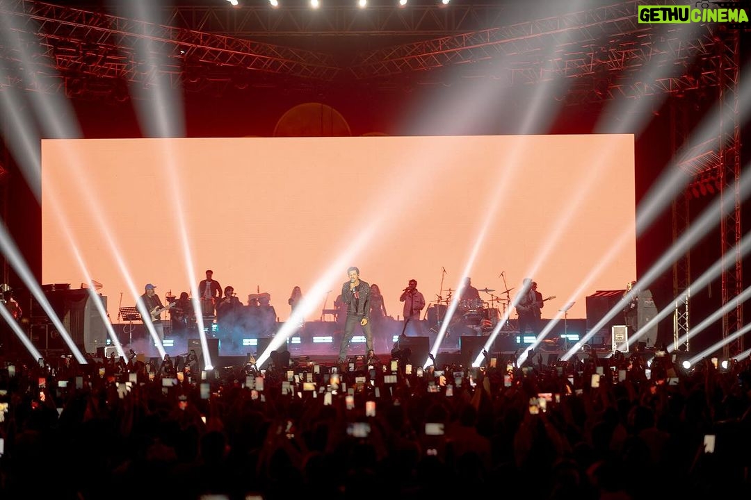 Darshan Raval Instagram - What a start to #IndiaTour ๐ฎ๐ณ 10,000 Suratis Love you all โจ๐ Thank you for making it so special NEXT STOP #GOA @naushadepositive @lovegen_spain @seventyseven_entertainment @epositiveent @weoneentertainers Surat, Gujarat