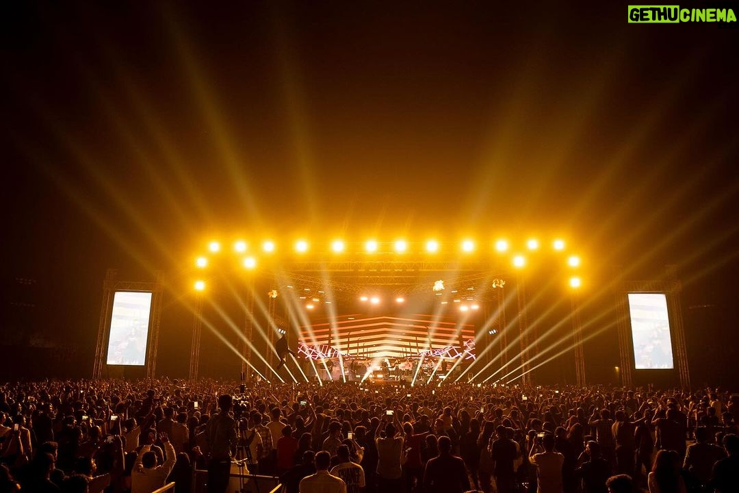 Darshan Raval Instagram - What a start to #IndiaTour ๐ฎ๐ณ 10,000 Suratis Love you all โจ๐ Thank you for making it so special NEXT STOP #GOA @naushadepositive @lovegen_spain @seventyseven_entertainment @epositiveent @weoneentertainers Surat, Gujarat