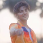 Darshan Raval Instagram - Dekhun main tujhe toh meri saas ruk jaave..✨🌈 #SaajanVe