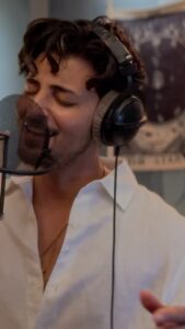 Darshan Raval Instagram - ‘Rasiya Studio Version’ Dedication to my fav.. @arijitsingh @ipritamofficial & @amitabhbhattacharyaofficial Thank you for making so many beautiful songs ✨❤️ Music by @anmoldaniel_