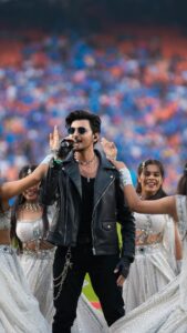 Darshan Raval Instagram - #Mahiyejinnasohna at #indvspak @icc @indiancricketteam Narendra Modi Stadium - Ahmedabad