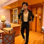 Darshan Raval Instagram - Add some 🖤 ✨ Outfit by @sameermadan_official Shoes by @thecometuniverse Styled by @epoch_by_karan Bhubaneswar, India