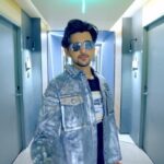 Darshan Raval Instagram - Pune #AfterMovie #IndiaTourDz @naushadepositive @lovegen_spain @seventyseven_entertainment @epositiveent @ice_nation_events @pune.nightlife.crew @whiteheart.marketing @oncallentertainmentt @liveclefs @futuretrendseventspune Pune, Maharashtra