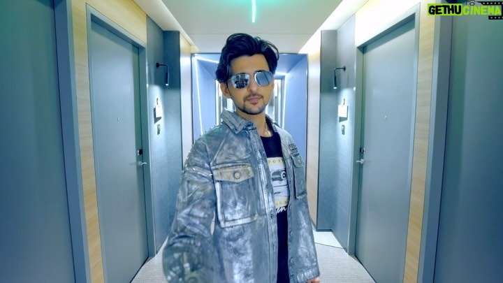 Darshan Raval Instagram - Pune #AfterMovie #IndiaTourDz @naushadepositive @lovegen_spain @seventyseven_entertainment @epositiveent @ice_nation_events @pune.nightlife.crew @whiteheart.marketing @oncallentertainmentt @liveclefs @futuretrendseventspune Pune, Maharashtra