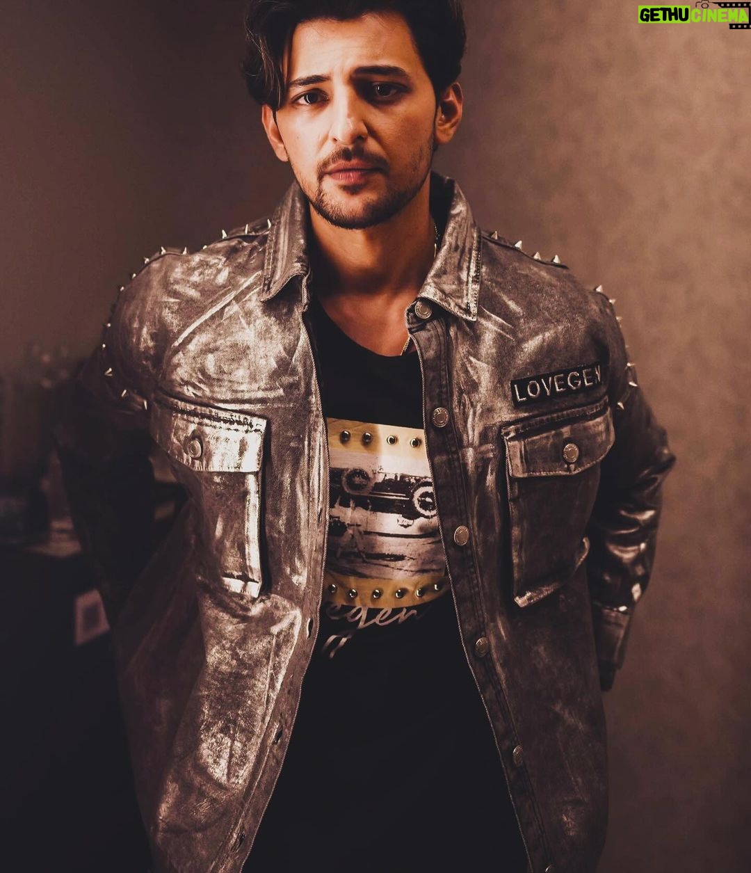 Darshan Raval Instagram - DR 💙 LOVEGEN #PUNESHOW #fashion #jeans #denim #menfashion #darshanraval #indiatour #lovegen #iamlovegen Pune City