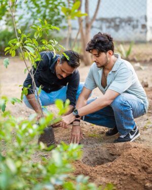 Darshan Raval Instagram - A new ritual. Will try and plant trees as much as i can ❤️🌍

Thank you @chouhanshivrajsingh sir for inspiring me 🤗 #prebirthdaycelebration
