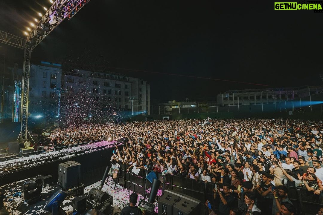 Darshan Raval Instagram - #Mumbai Concert was very very special Everyone waited so many years for this to happen and this couldn’t have happened without @naushadepositive @seventyseven_entertainment @lovegen_spain @epositiveent and all of you who came to the concert yesterday and made it a complete sold out show ❤️ All my friends family who came to the concert you guys always make me feel pariwaar ho toh aise ho warna na ho LOVE YOU ALL 🤗🤗 📸 @dushyantravaldz