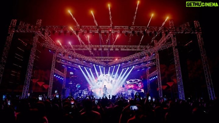Darshan Raval Instagram - #IndiaTourDz After Movie 🇮🇳 | Family in #Surat 📸 @sam_clicks1 @dushyantravaldz Surat, Gujarat