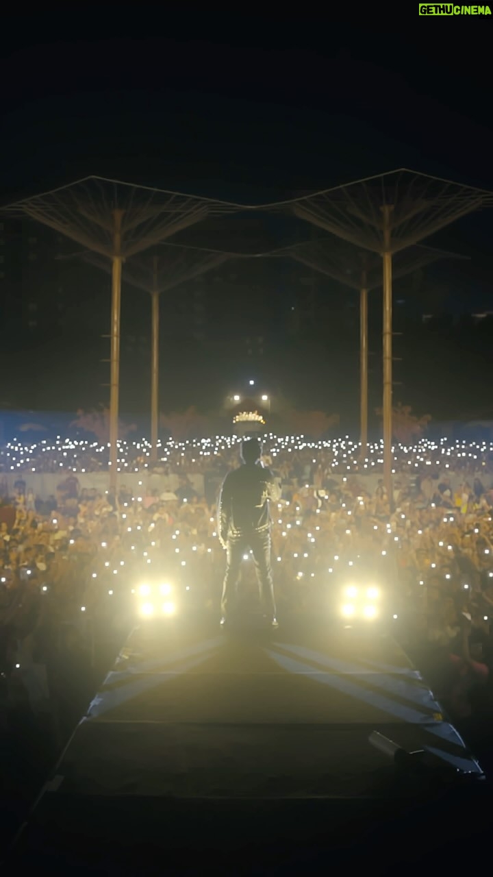 Darshan Raval Instagram - Madness in #Surat 💙✨ 🇮🇳 TOUR Surat, Gujarat